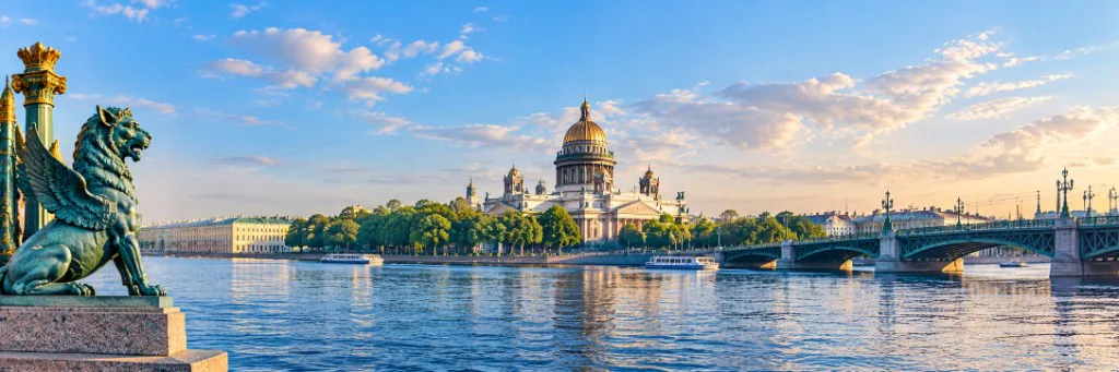 Панорама Санкт-Петербурга: крылатый лев на набережной, Исаакиевский собор и мост через Неву